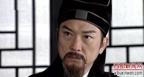 公孙策舞文弄墨之后，总会惯性地轻舔笔头，有时嘴唇便不免沾墨泛黑。展昭第一次看见时，神色古怪。“公孙先生，展某有一问不知当不当讲……”“展护卫但说无妨。”“您是不是刚亲了包大人？”