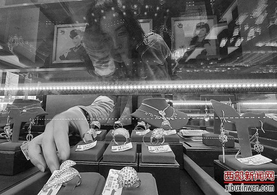 金价大幅下跌并未带旺金店的生意 新华社供图