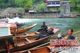 4月12日上午,湘西凤凰县杜田村,许多船只停靠在沱江边等待游客。据守候在此的船家们反映,到当日上午11点还没有出过一趟船,平时这个时候都已经来回四五趟了。图/实习记者杨旭