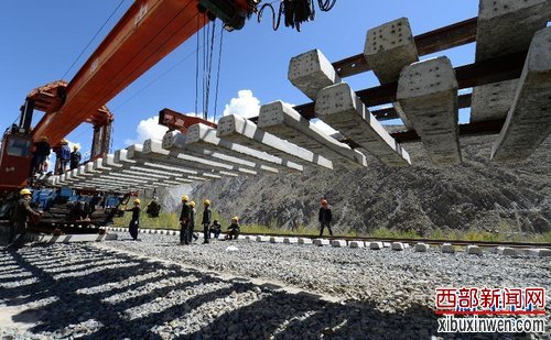 拉日铁路特大桥铺轨 中国铁路首跨雅鲁藏布江