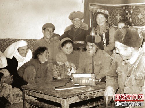 新疆各族群众学习领会十一届三中全会精神。均据资料图片
