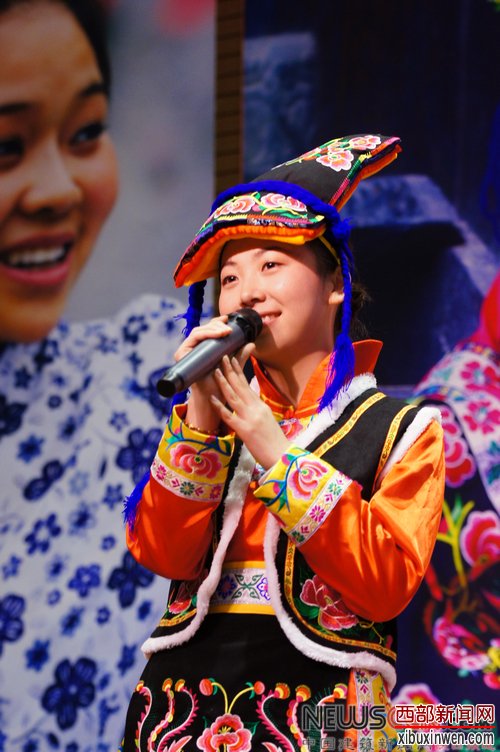 青木川美丽副镇长王莹着羌服献唱