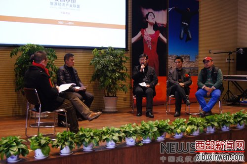 各镇领导正在讨论小镇未来建设