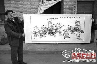 昨日，谷来锁在自家院子展示自己画的“百子图”。