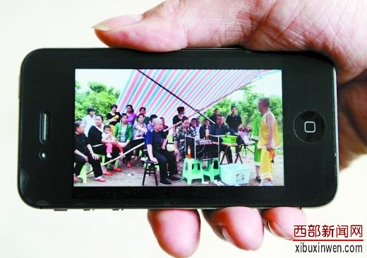 六旬老人为自己办追悼会 称亲人哭丧有点尴尬(图)