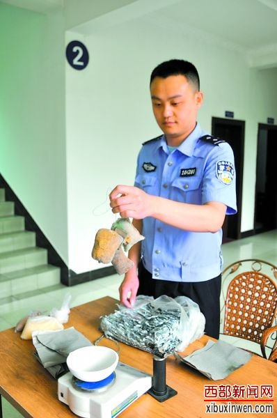 民警在整理化学盗金的作案工具。