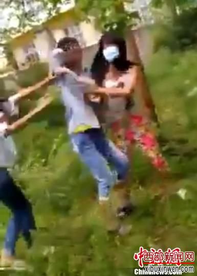 广西多名中小学女生围殴一女生拍视频发网络