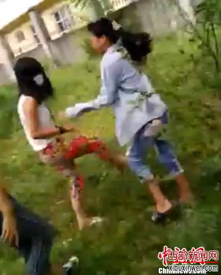 广西多名中小学女生围殴一女生 拍视频发网络