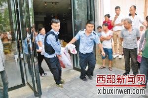 “闹事”野猪被警方击毙后抬出