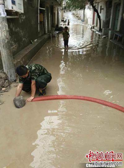 新疆喀什暴雨天气致居民区积水严重消防官兵抢险救援