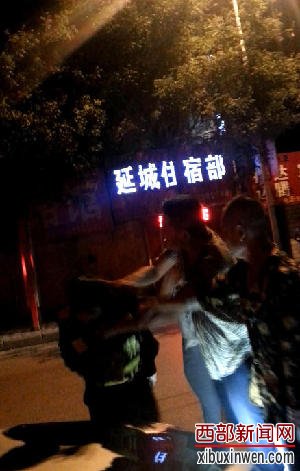 实拍陕西男子连扇交警耳光 称从小到大都是我打人