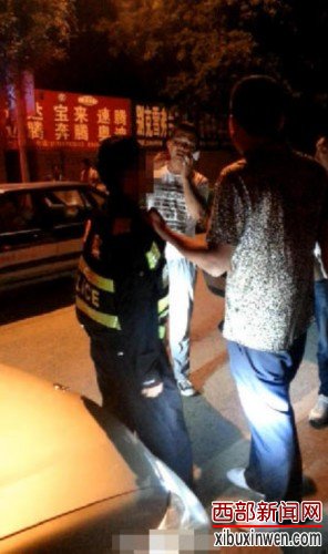 实拍陕西男子连扇交警耳光 称从小到大都是我打人