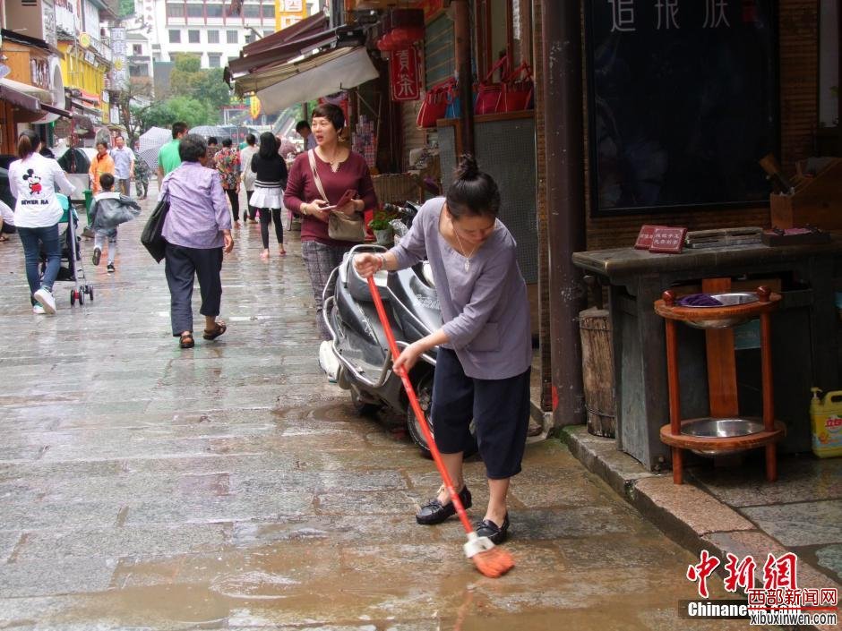 洪水退去 广西阳朔西街恢复营业