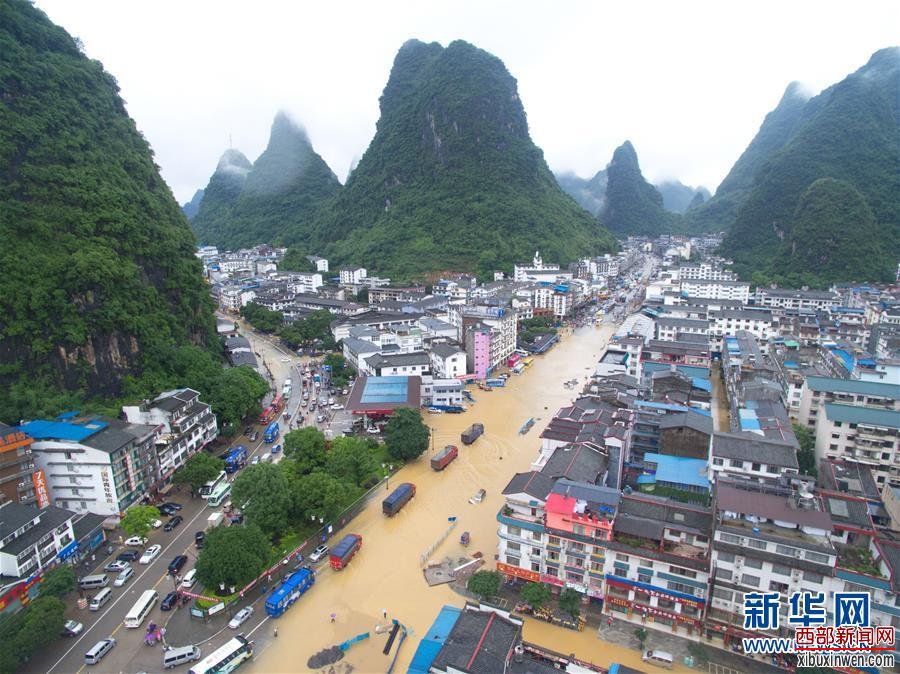 洪水退去 广西阳朔西街恢复营业