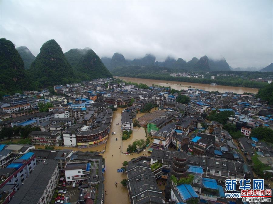 洪水退去 广西阳朔西街恢复营业