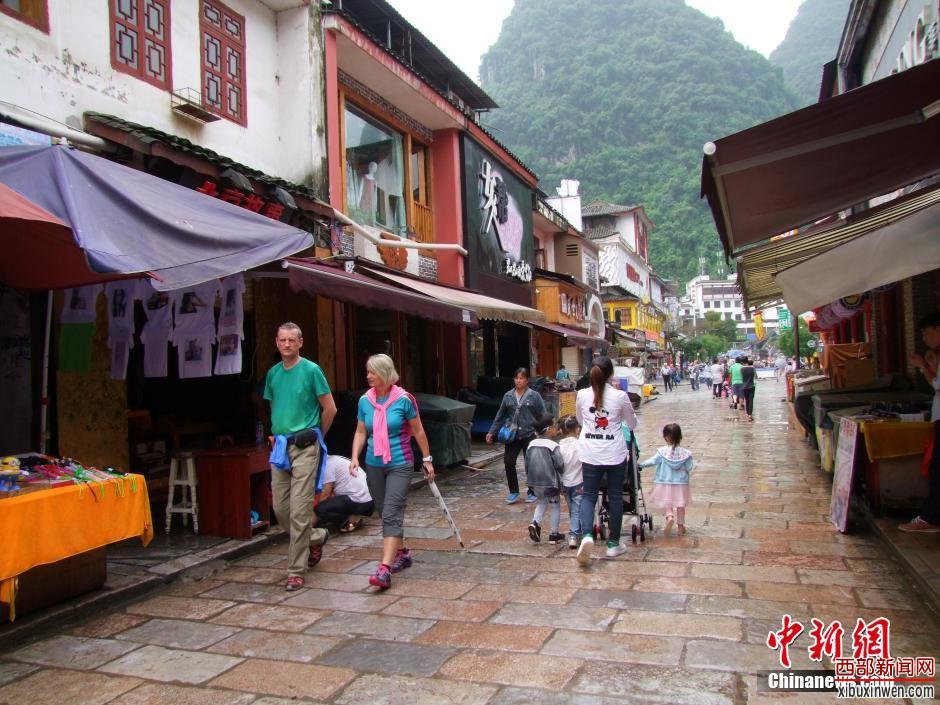 洪水退去 广西阳朔西街恢复营业