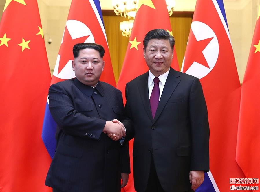 3月25日至28日，应中共中央总书记、国家主席习近平邀请，朝鲜劳动党委员长、国务委员会委员长金正恩对我国进行非正式访问。访问期间，习近平同金正恩举行会谈。会谈前，习近平在人民大会堂北大厅为金正恩举行欢迎仪式。新华社记者 鞠鹏 摄