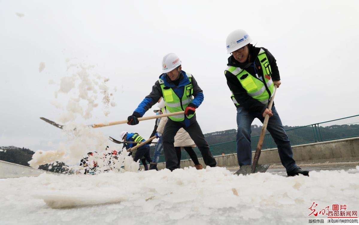 广西融安：交管部门除冰雪保畅通